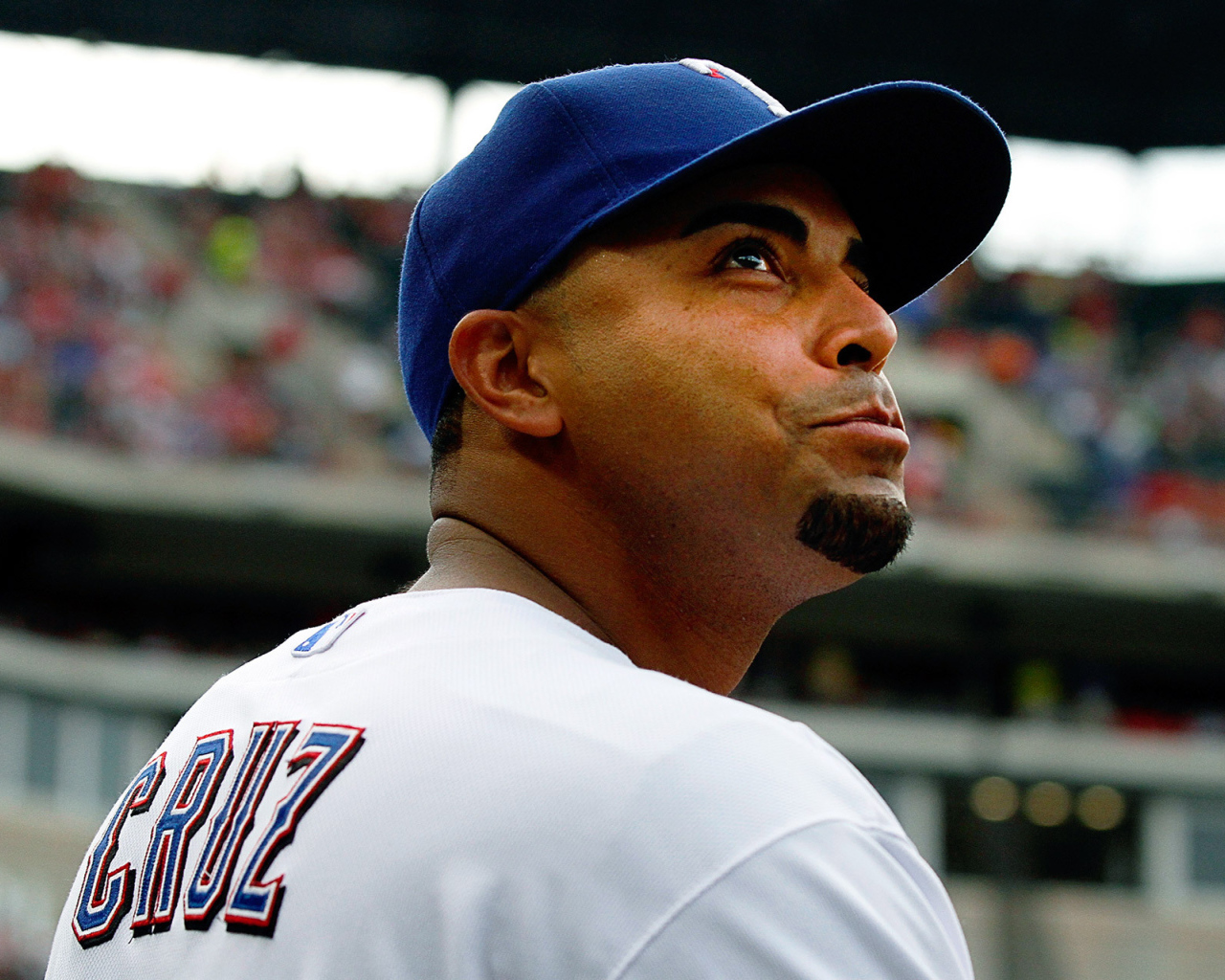 Нельсон Круз смотрит на поклонников бейсбола
