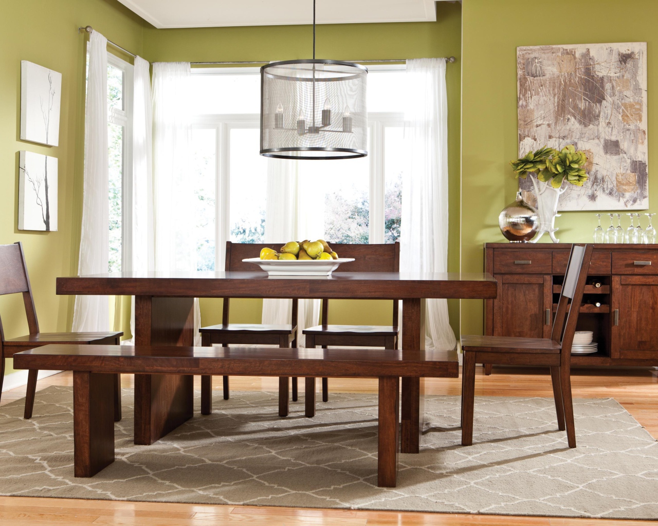 Оливковые стены в столовой