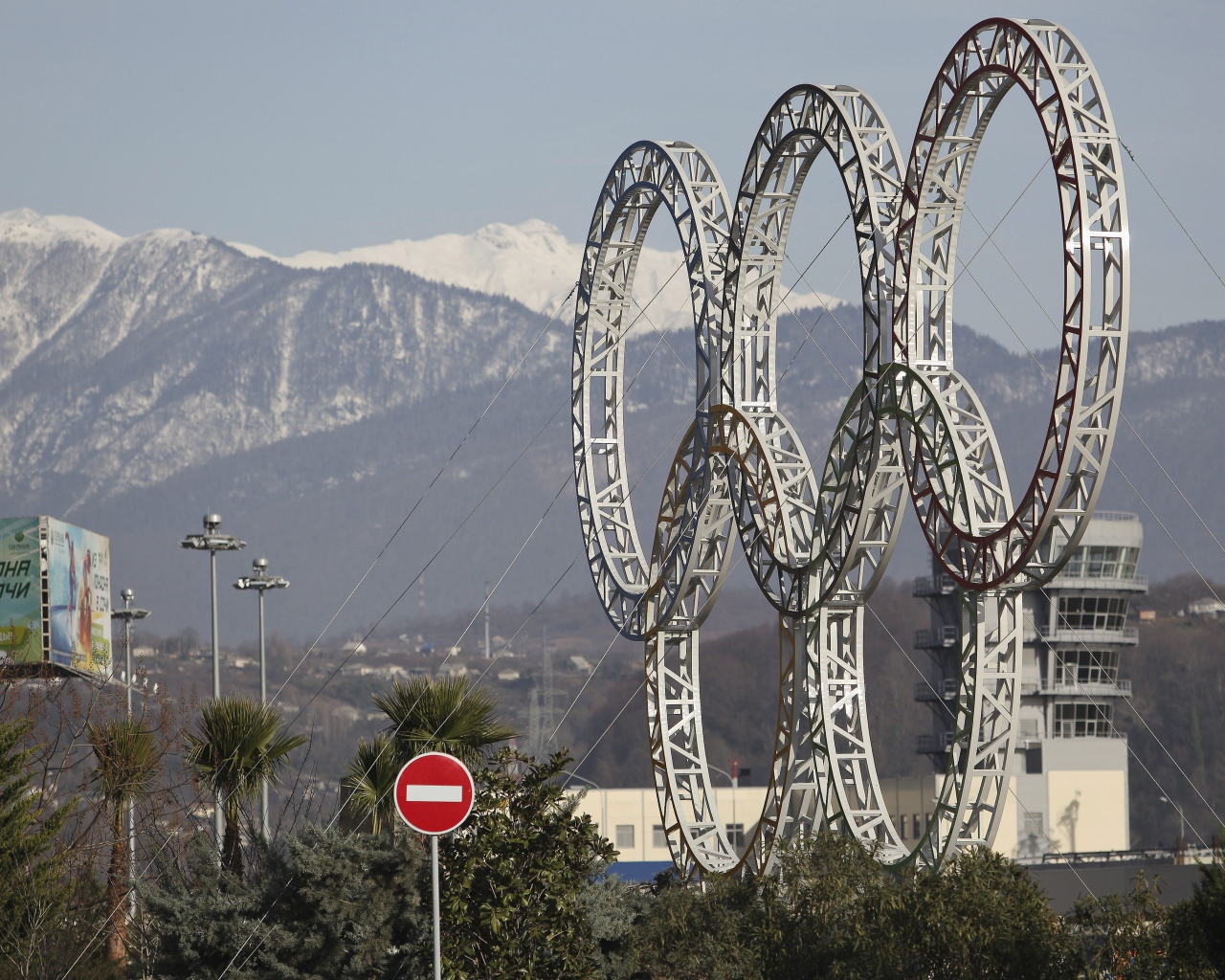 Олимпийские кольца на фоне гор в Сочи 2014