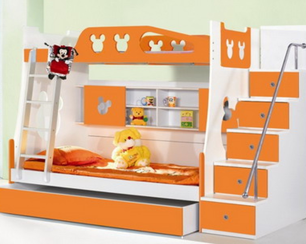 Оранжевая кровать в детской комнате