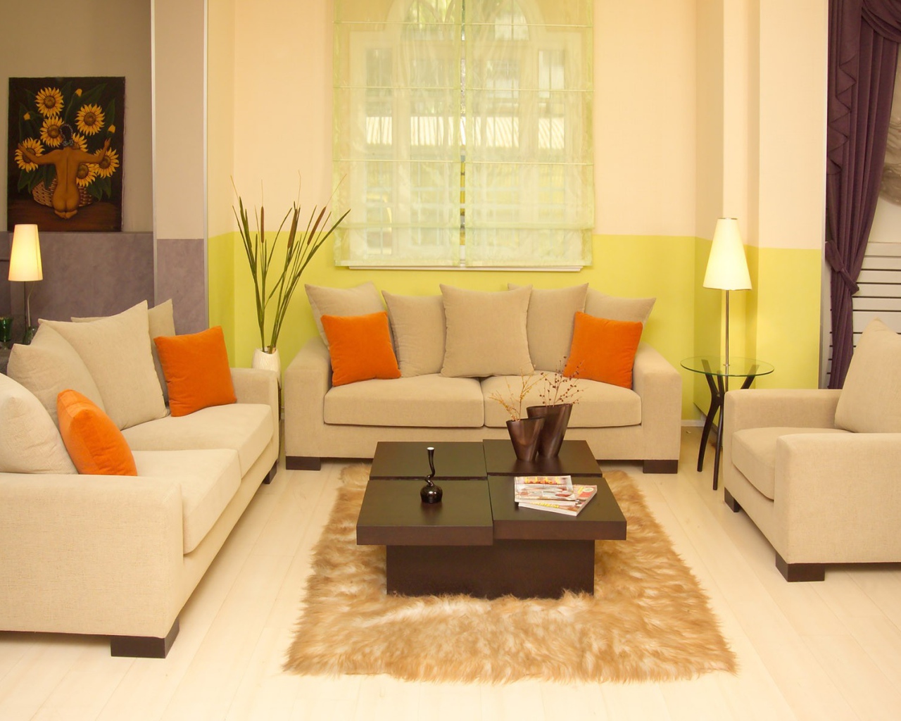 Оранжевые подушки в гостиной