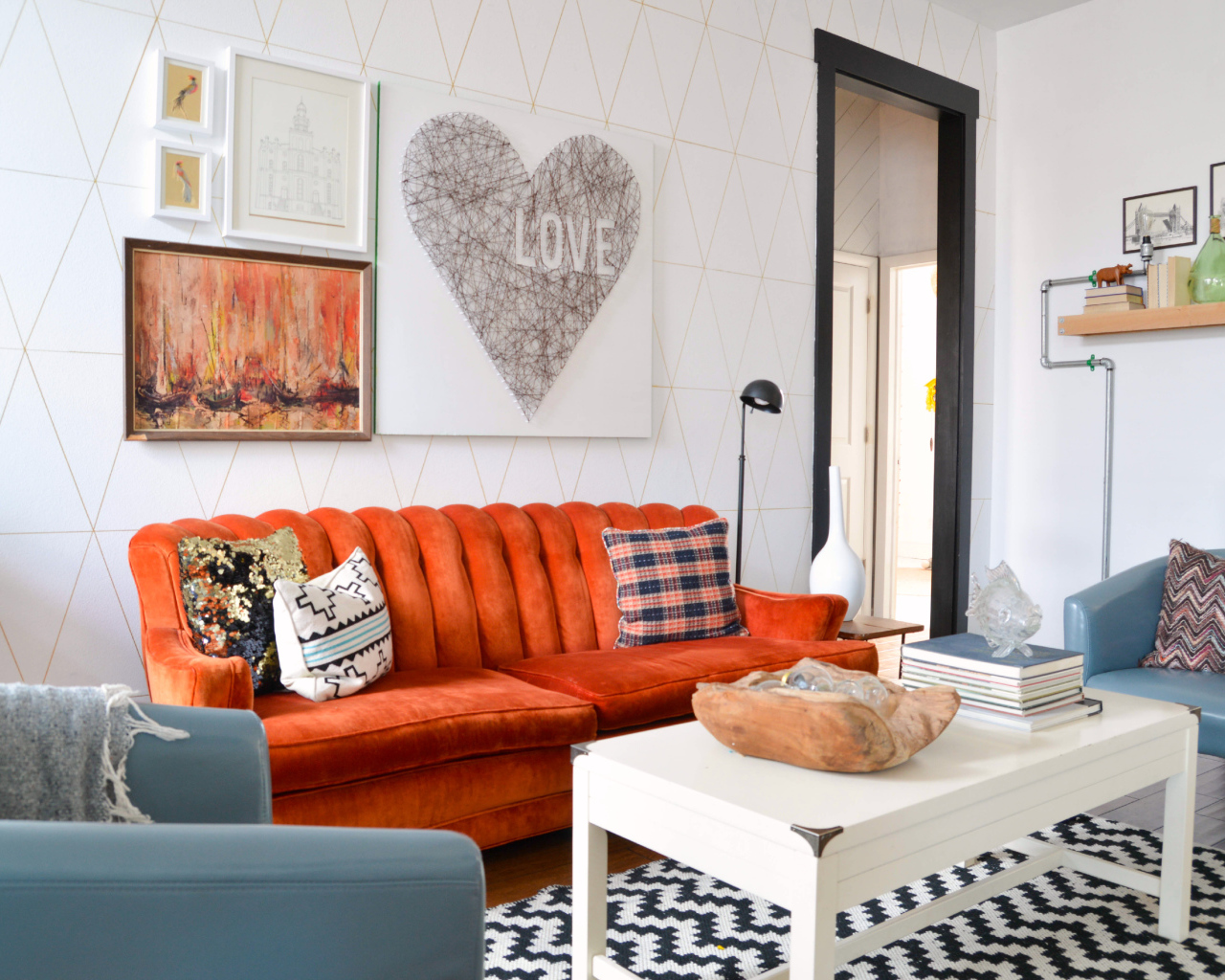 Оранжевый диван в гостиной