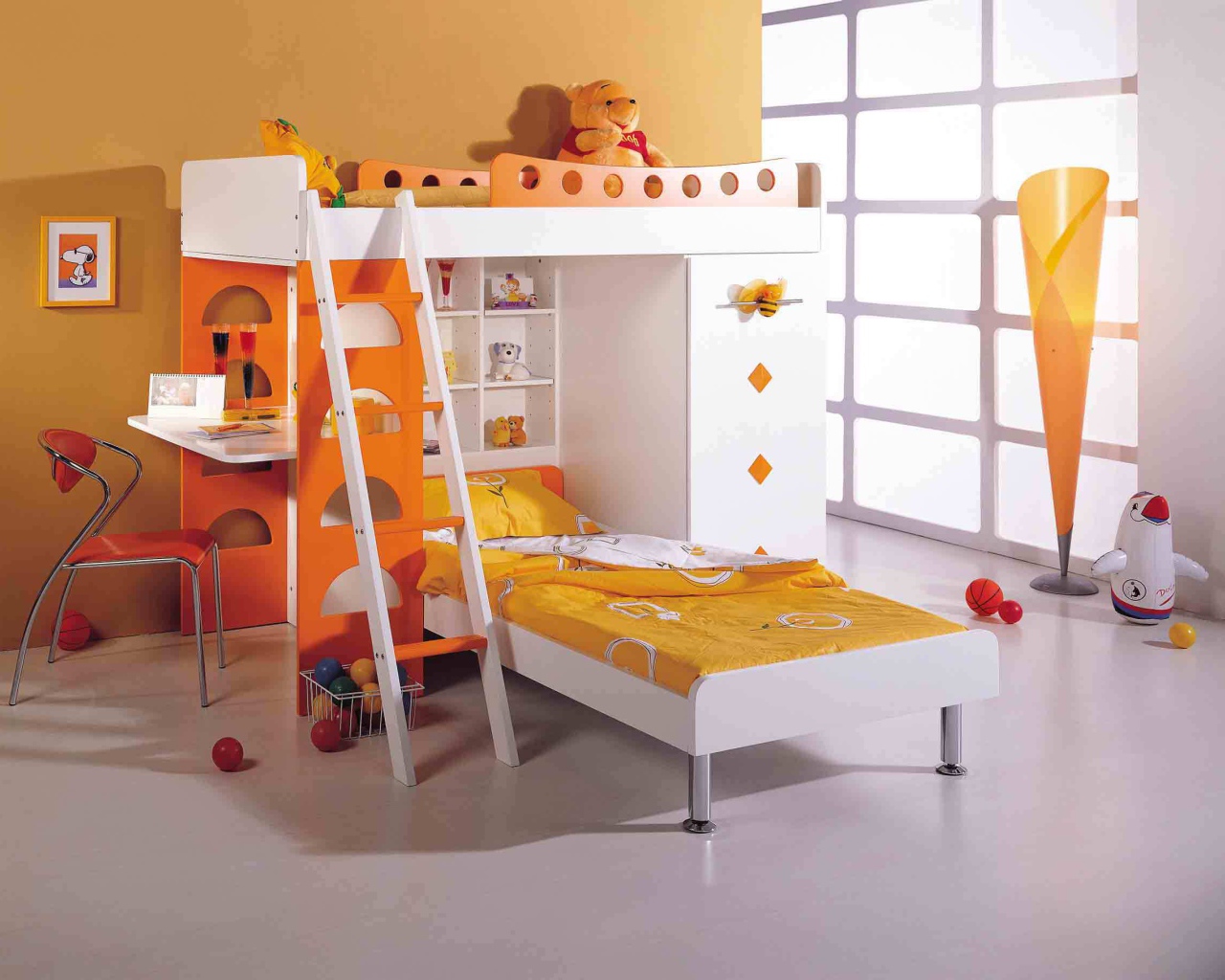 Оранжевая стена в детской комнате