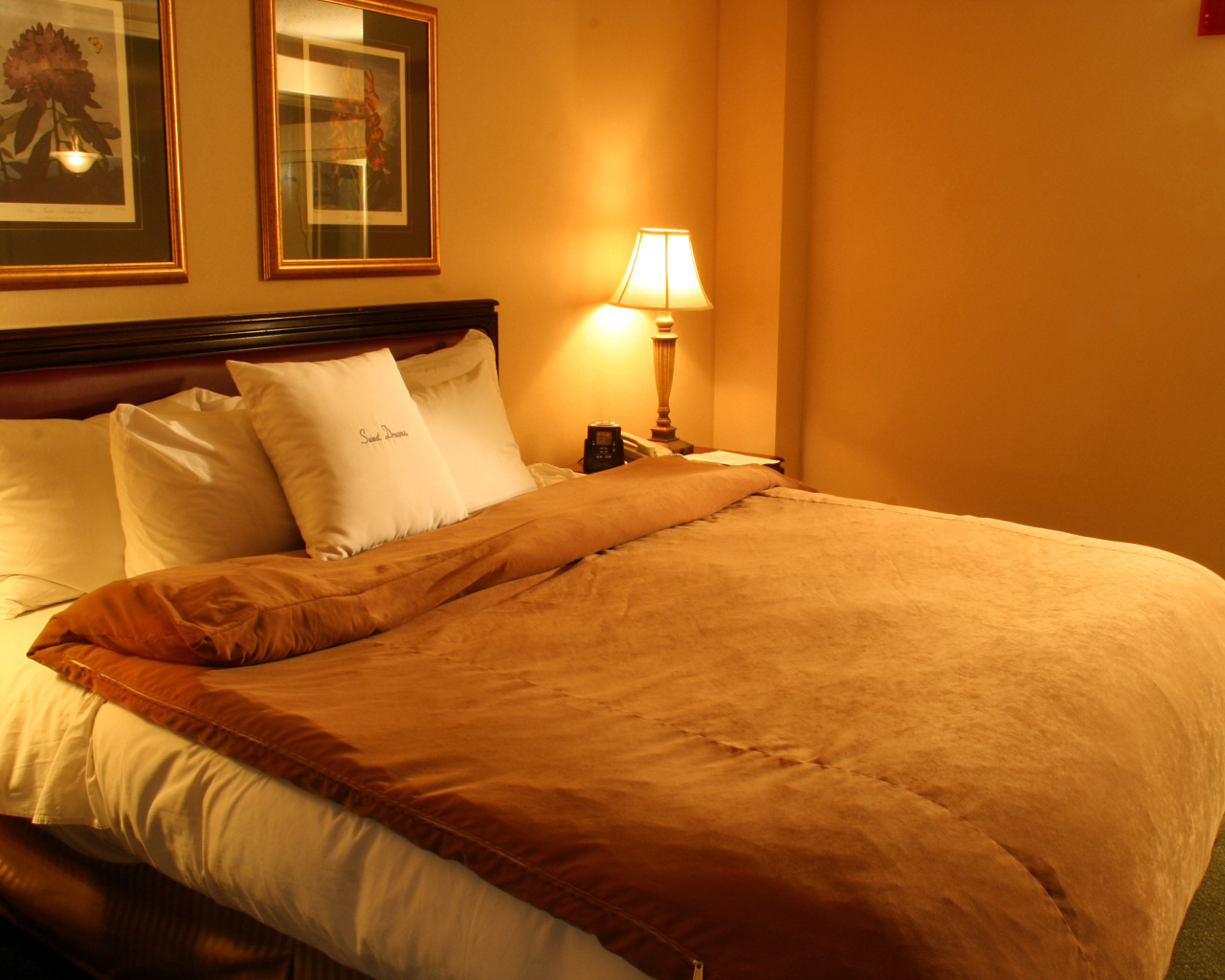 Оранжевые стены в спальне