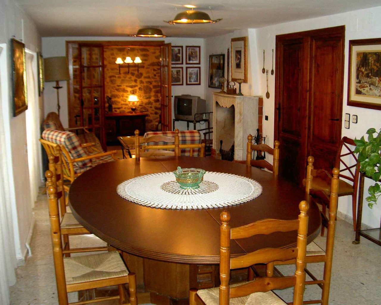 Овальный стол в столовой