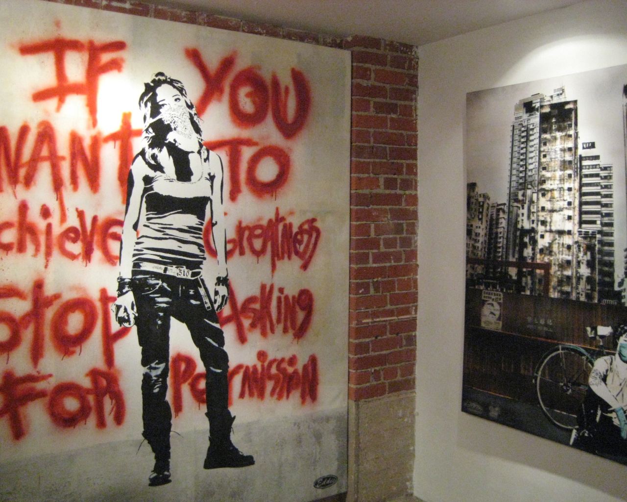 Нарисованная девушка в полный рост