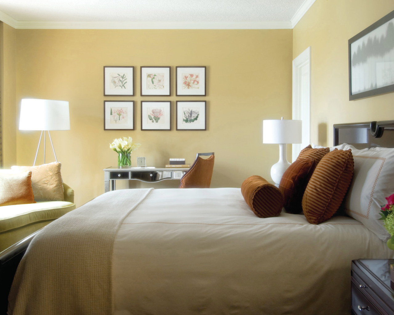 Картины на стене в спальне