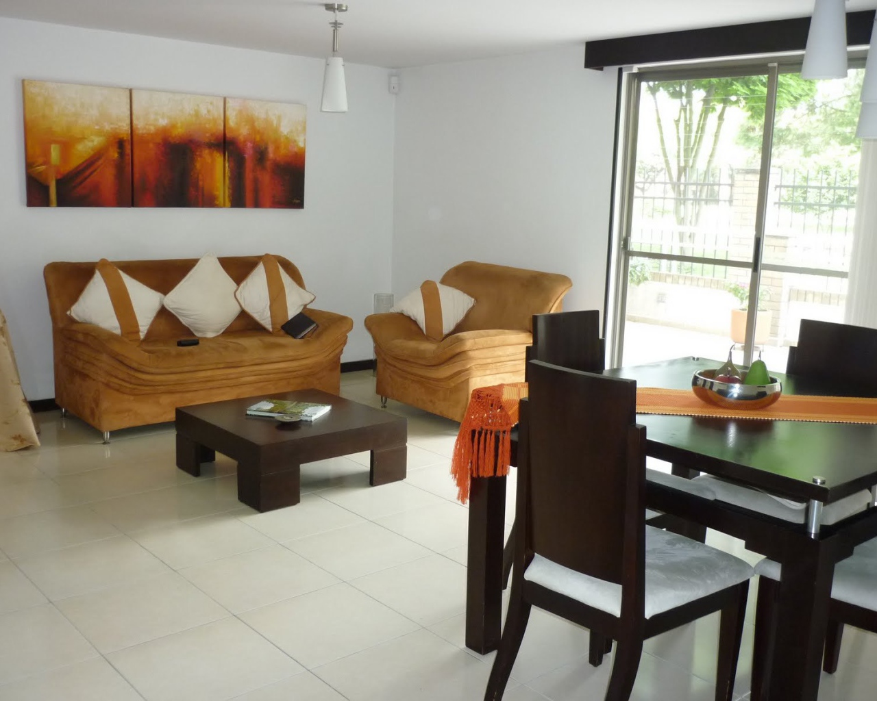 Картины на стене в столовой