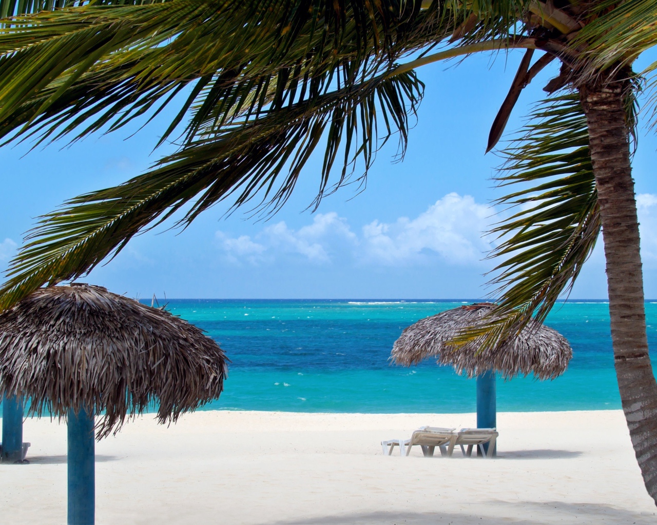 Пляжные зонтики на курорте Кайо Энсеначос, Куба