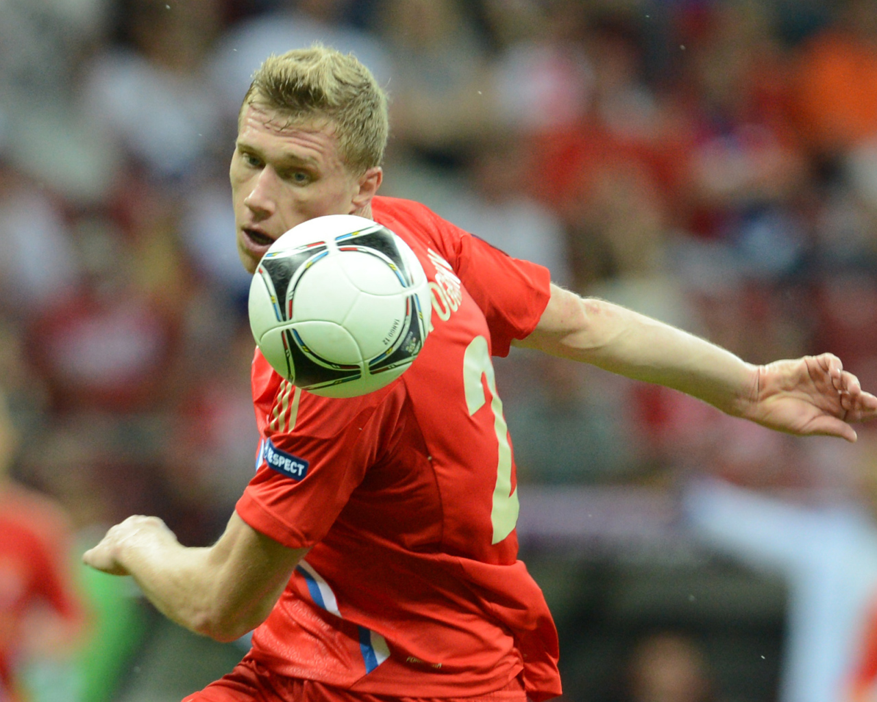 Павел Погребняк игрок сборной России отбивает мяч