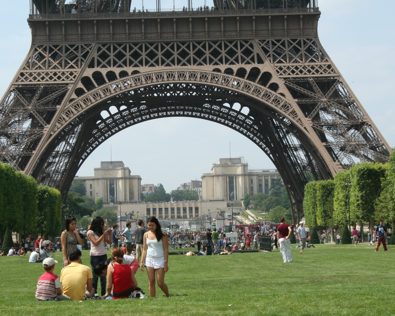 Люди отдыхают возле Эйфелевой башни