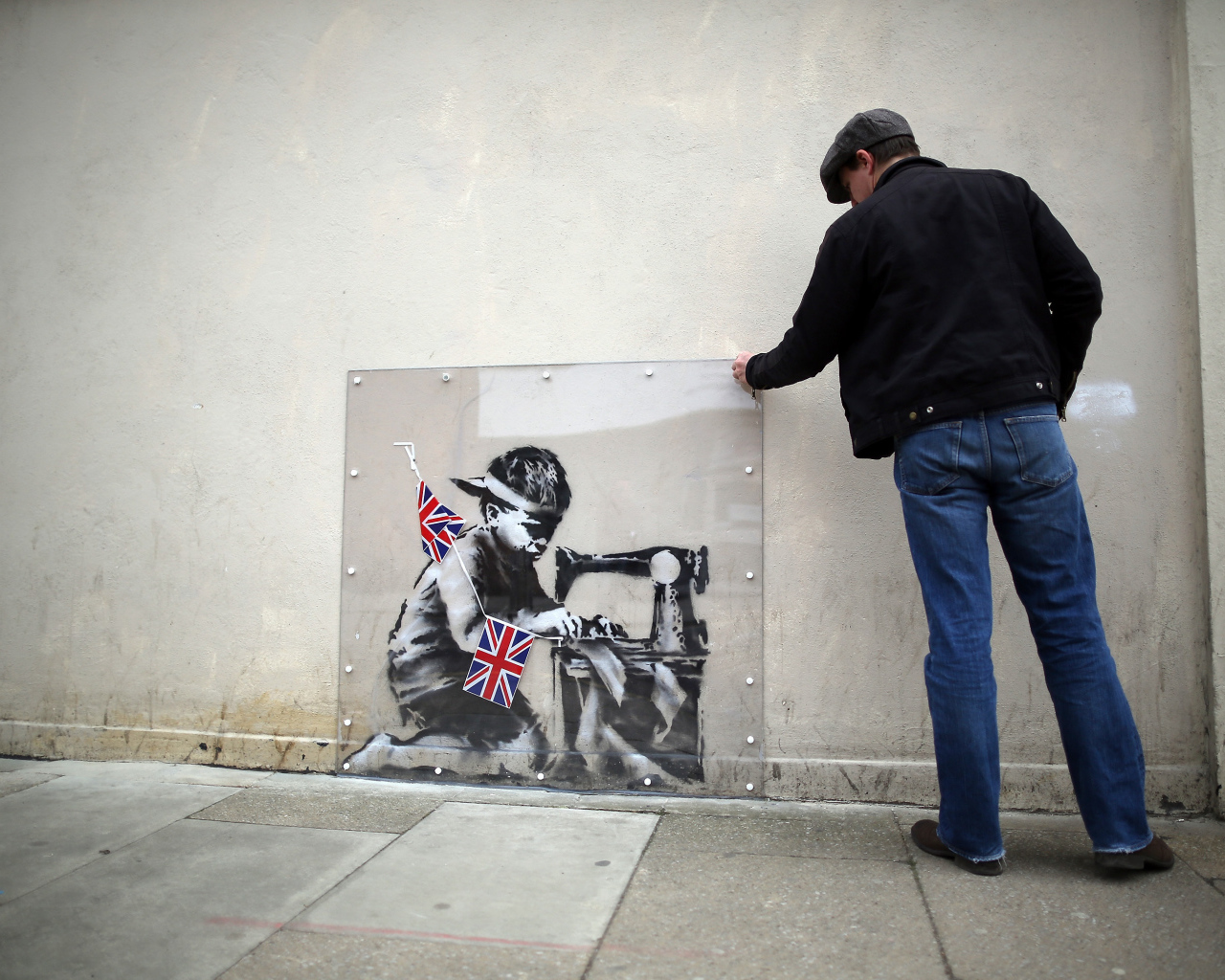 Человек рассматривает граффити