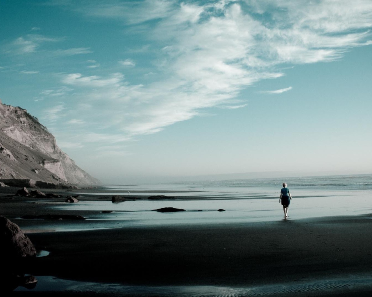 Фотография женщины на берегу моря