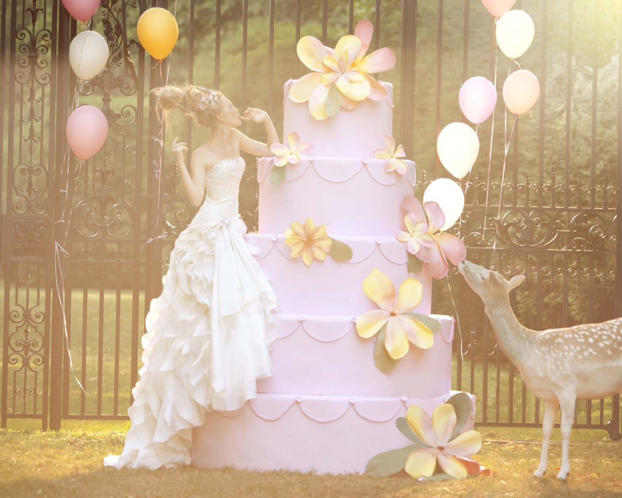 Фотография Красивая девушка и большой торт