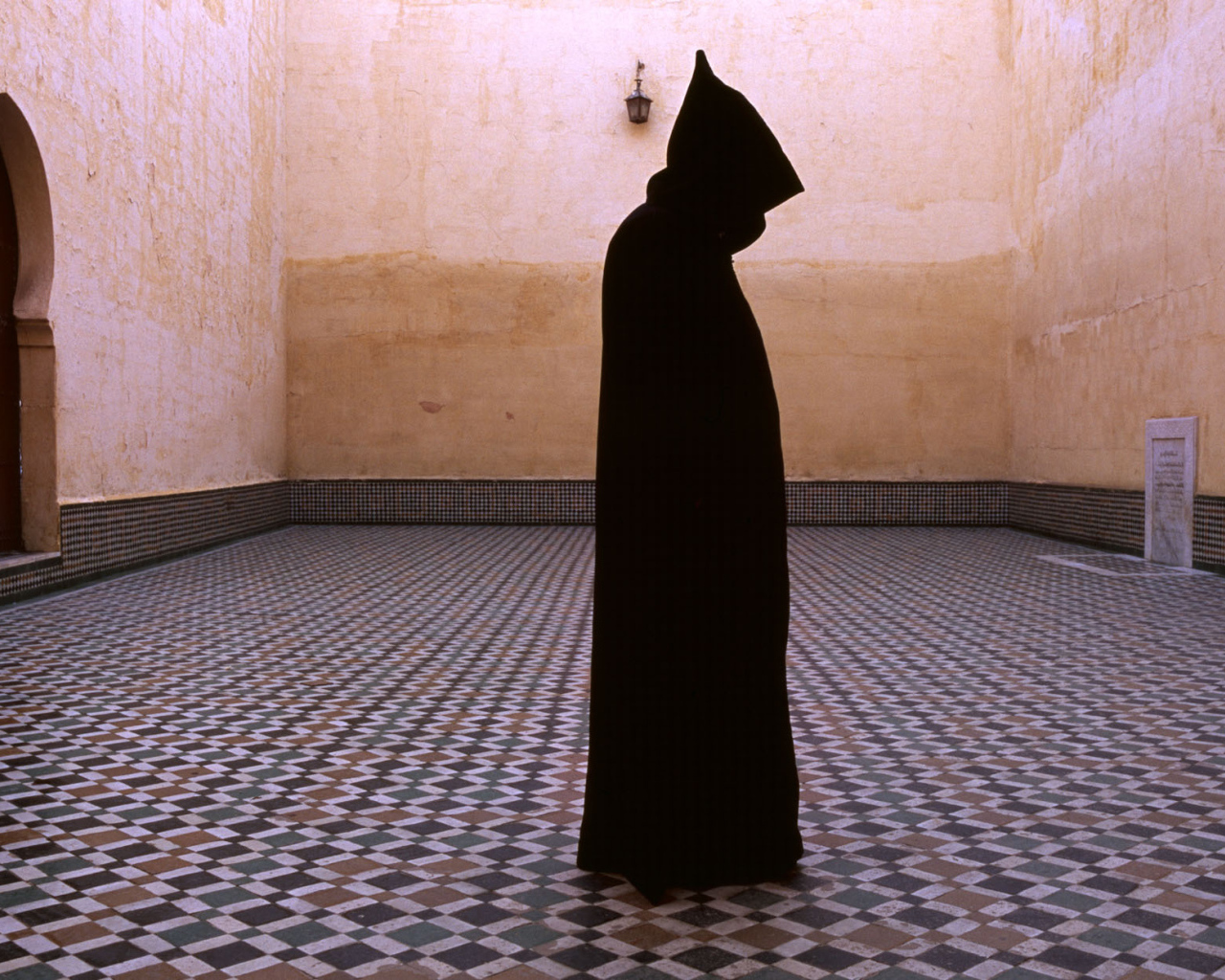 Фотография Женщина в черном