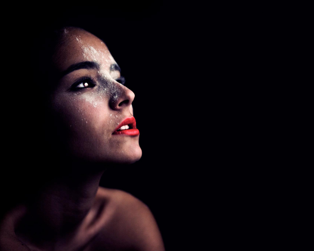 Фотография красивая женщина в темноте