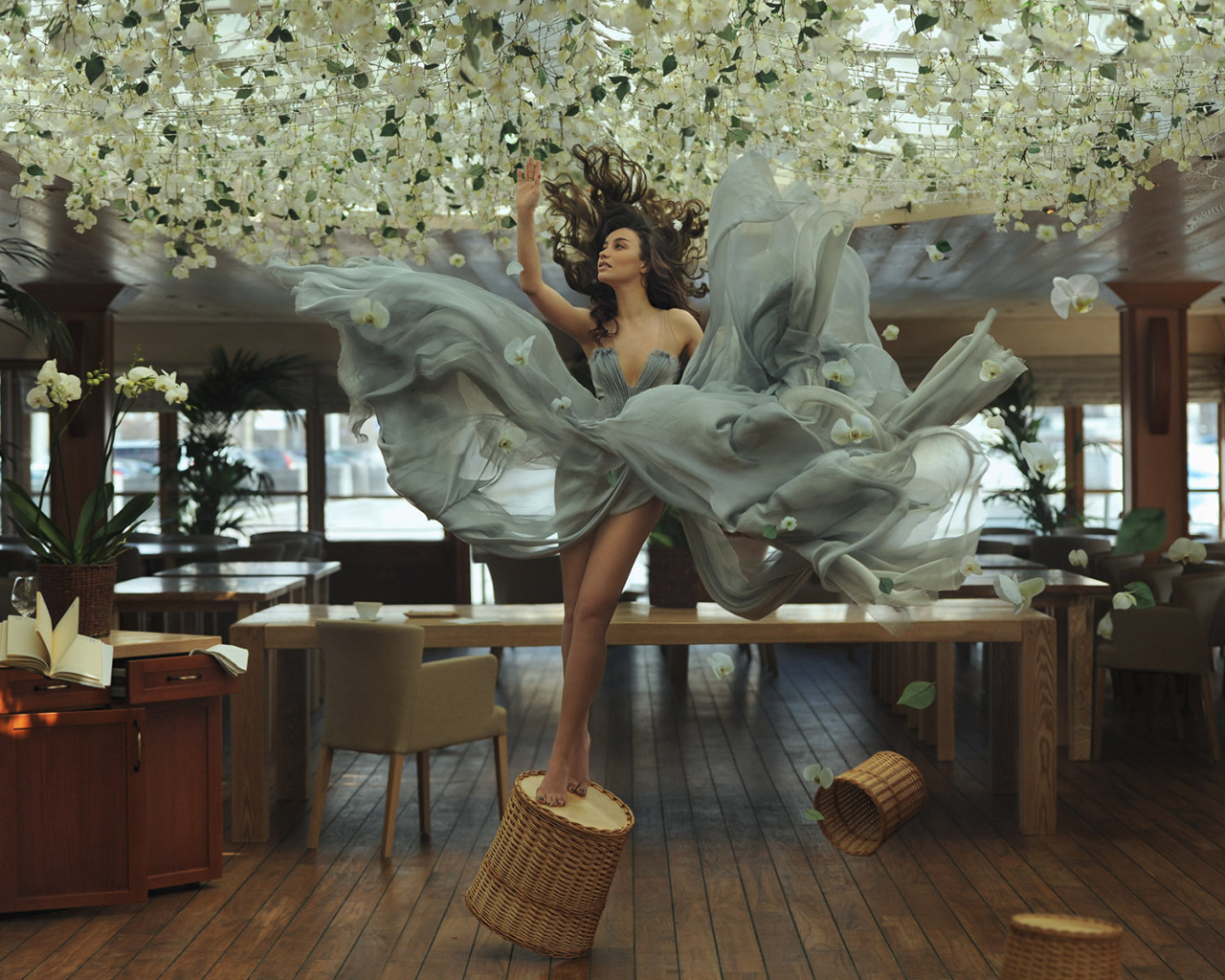 Фотография брюнетка и цветы