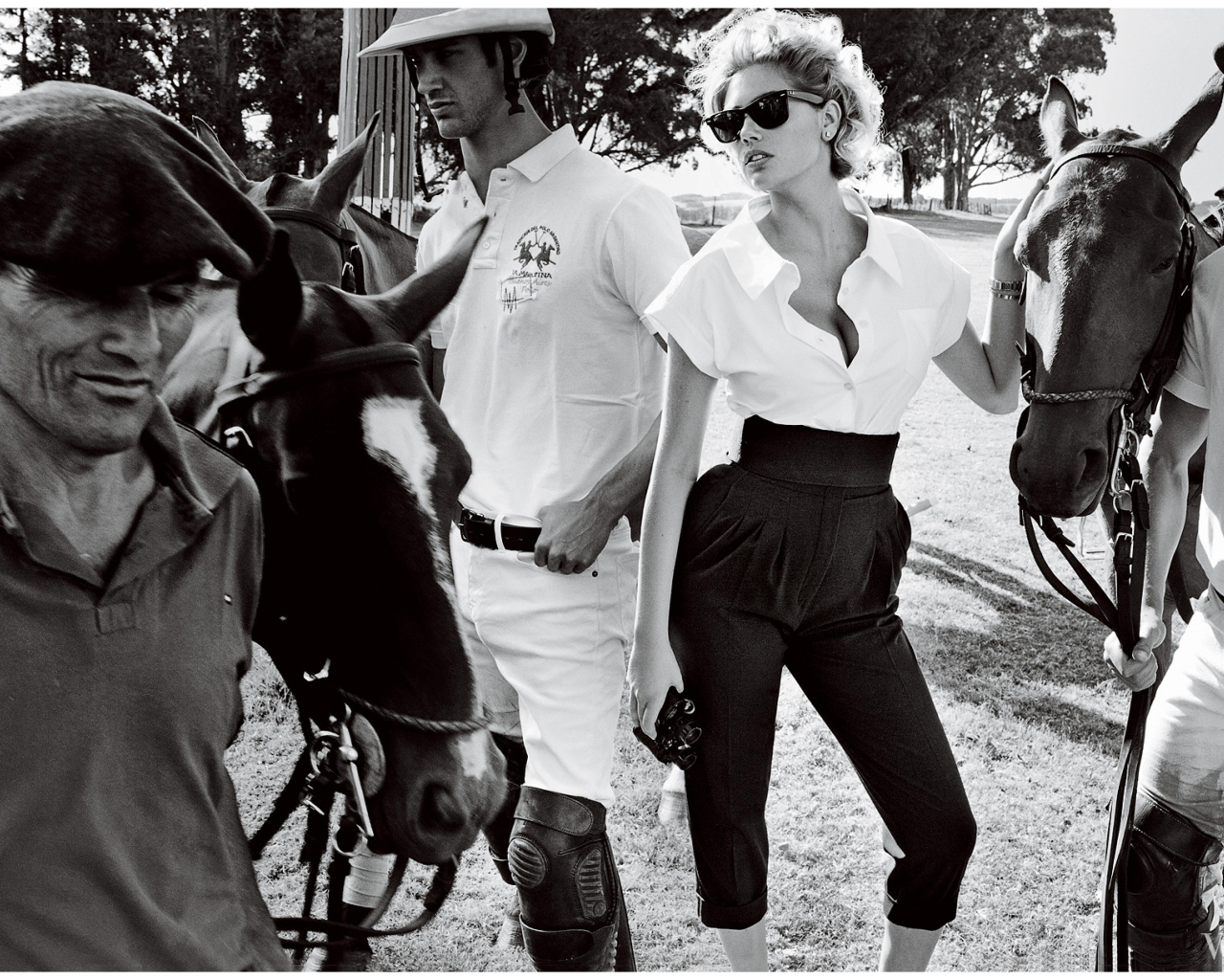 Фотография девушка с лошадьми