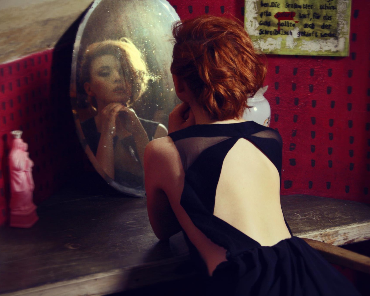 Фотография девушка смотрит в зеркало