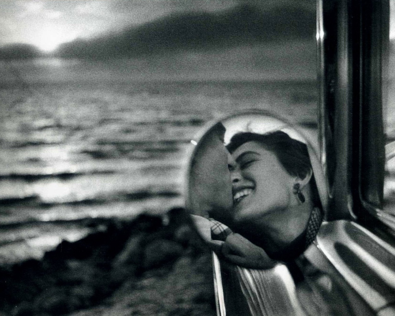 Фотография пара целуется в машине