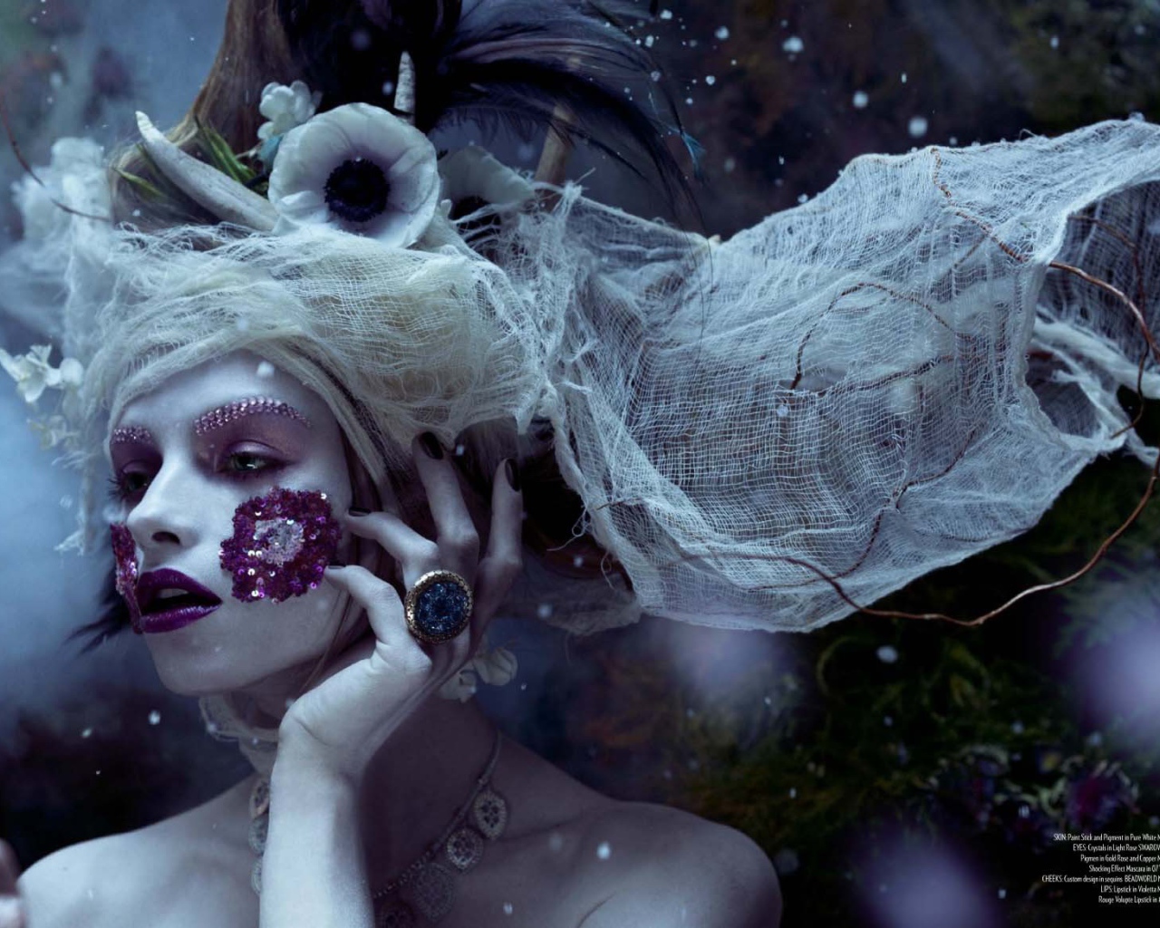 Фотография женщина в темных тонах