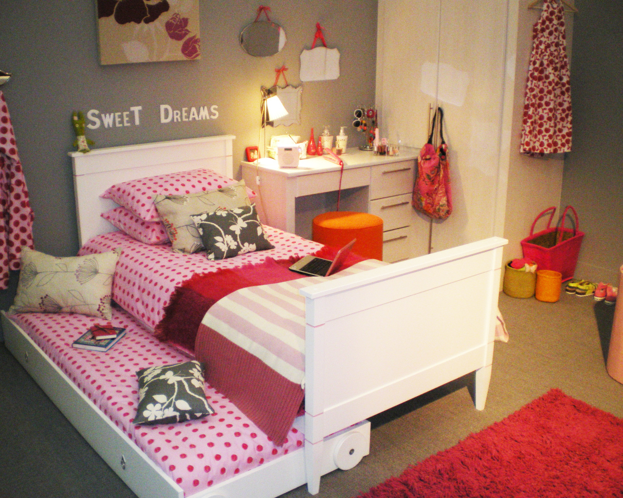 Подушки на кровати в детской