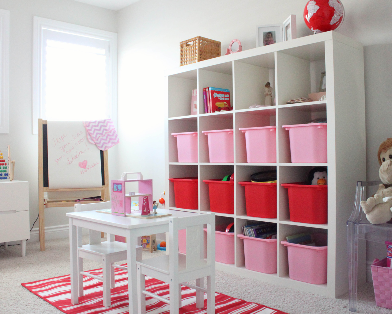 Розовые и красные ящики для игрушек