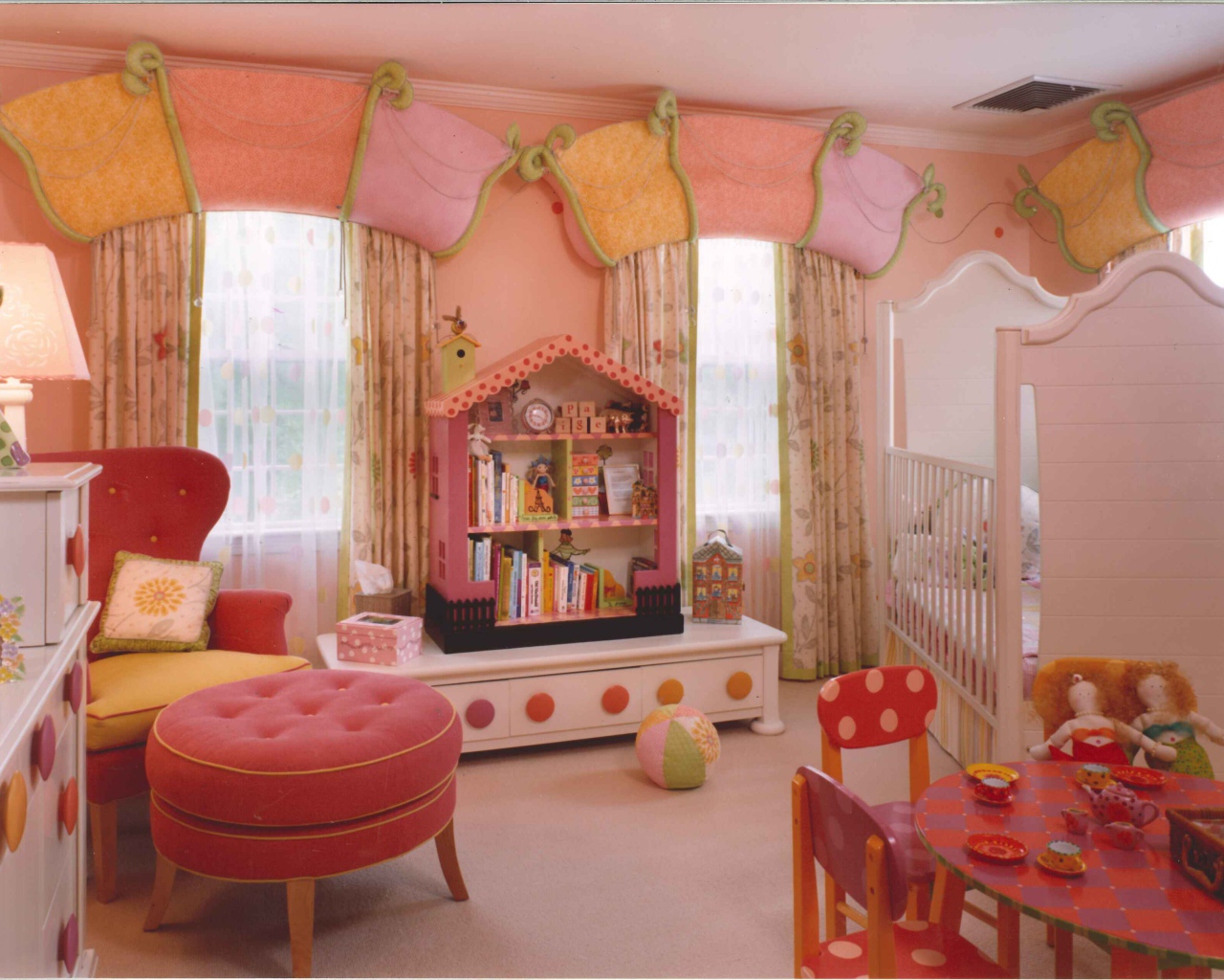 Розовые стены в детской