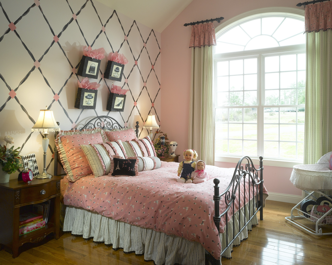 Розовые стены в спальне