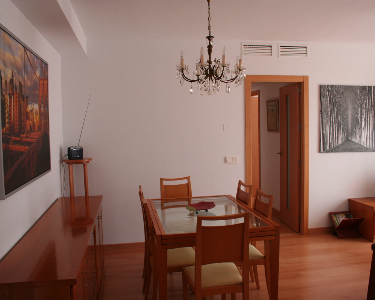 Розовые стены в столовой