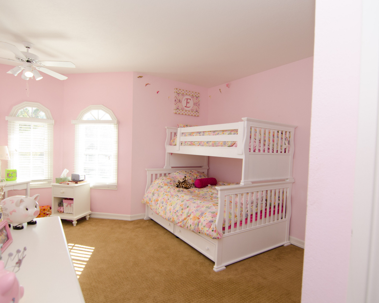 Розовые стены в детской комнате