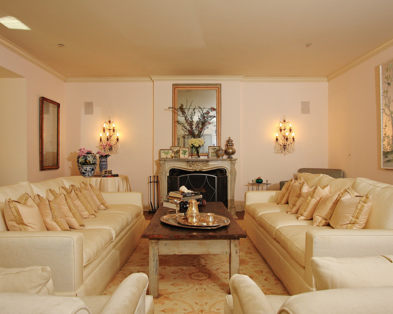 Роскошные диваны в гостиной