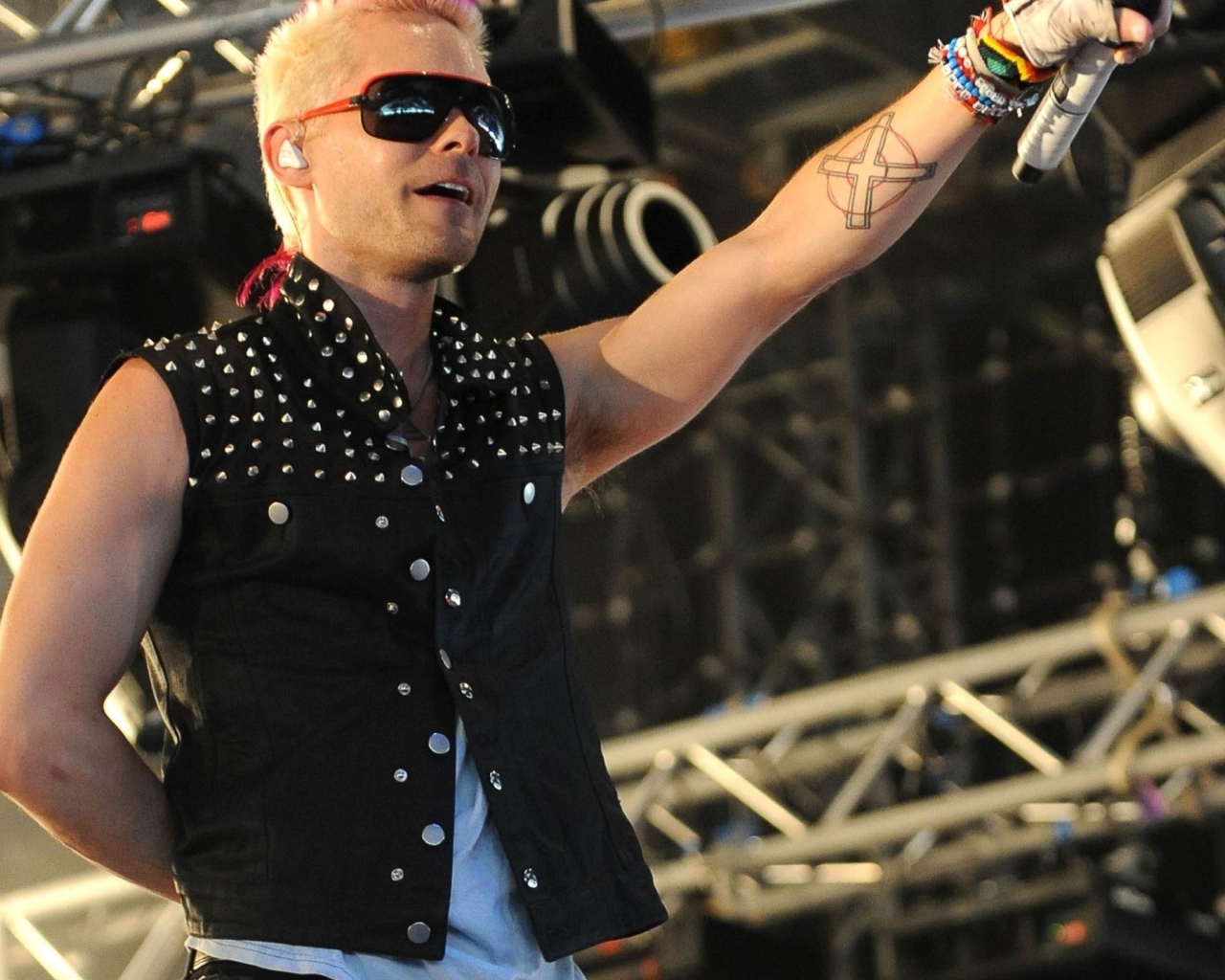 Популярный певец с татуировкой