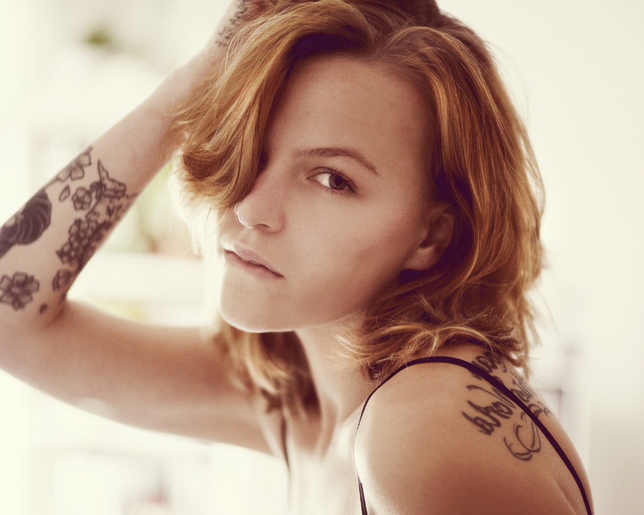 Портрет девушки с татуировкой