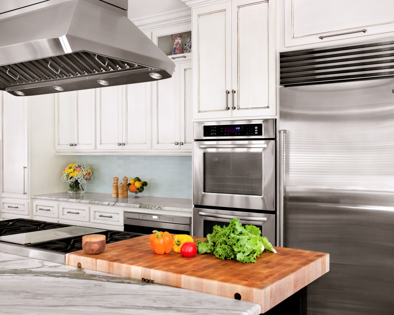 Продукты на столе в кухне