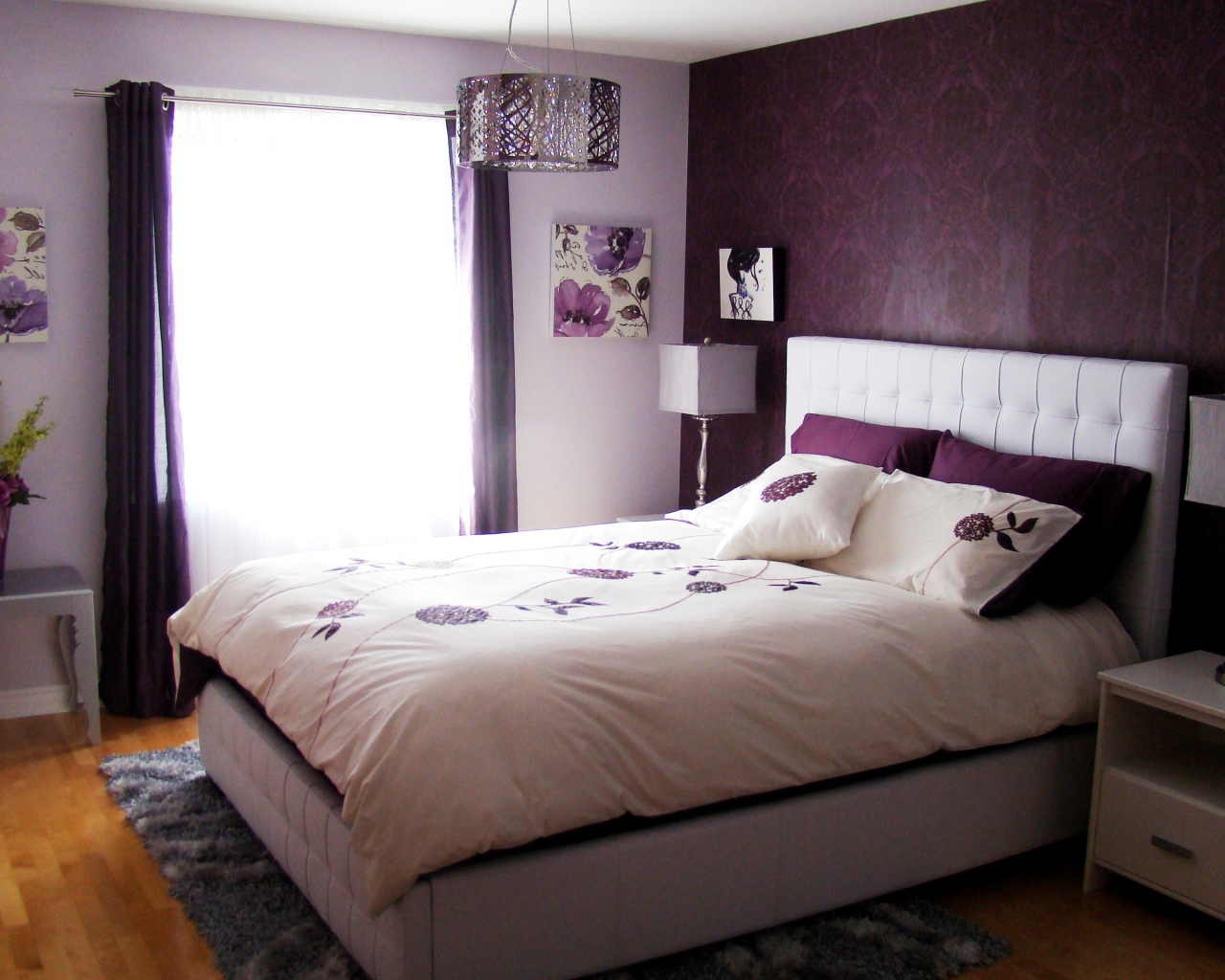 Фиолетовая стена в спальне