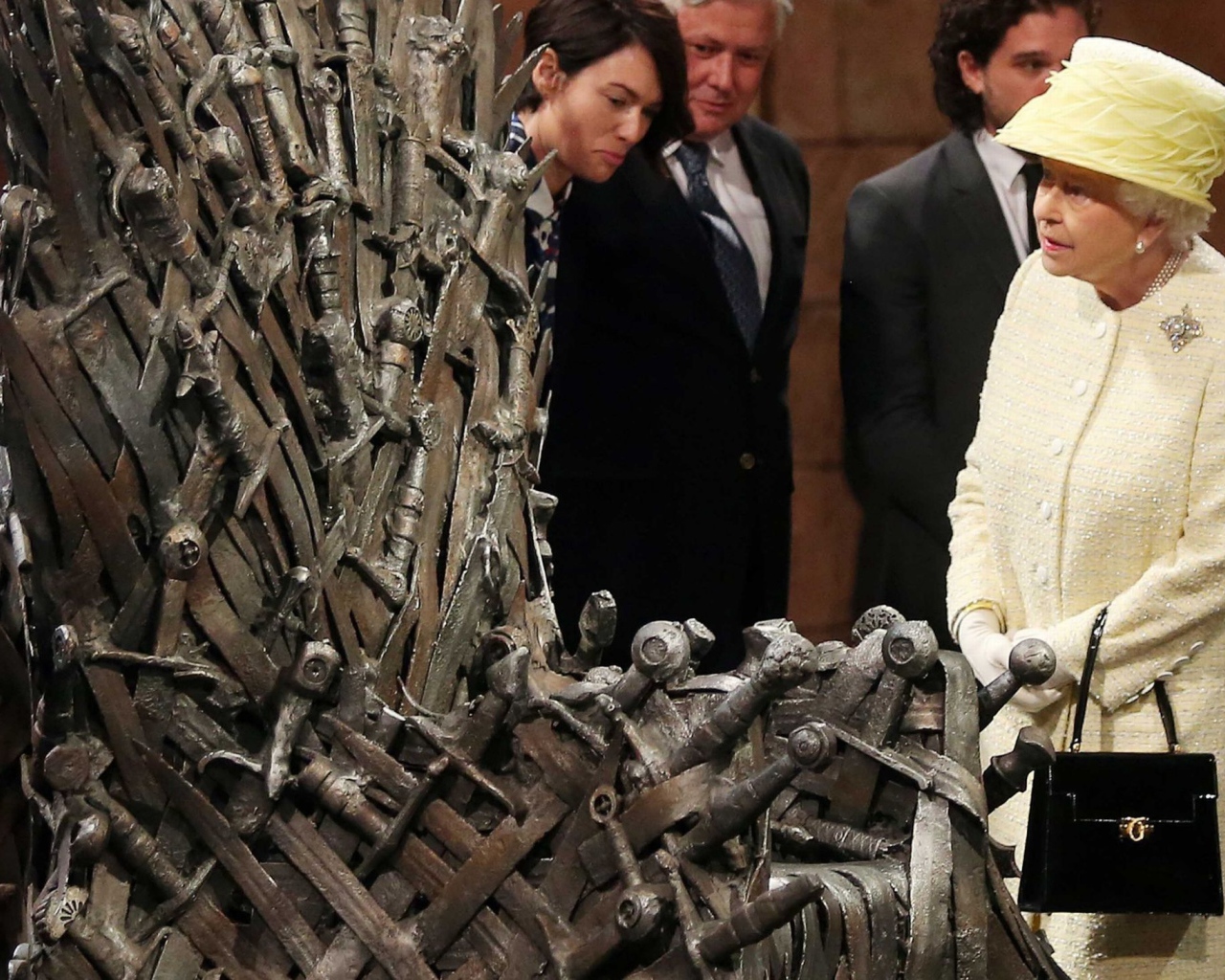 Королева Елизавета осматривает железный трон из сериала Игры престолов