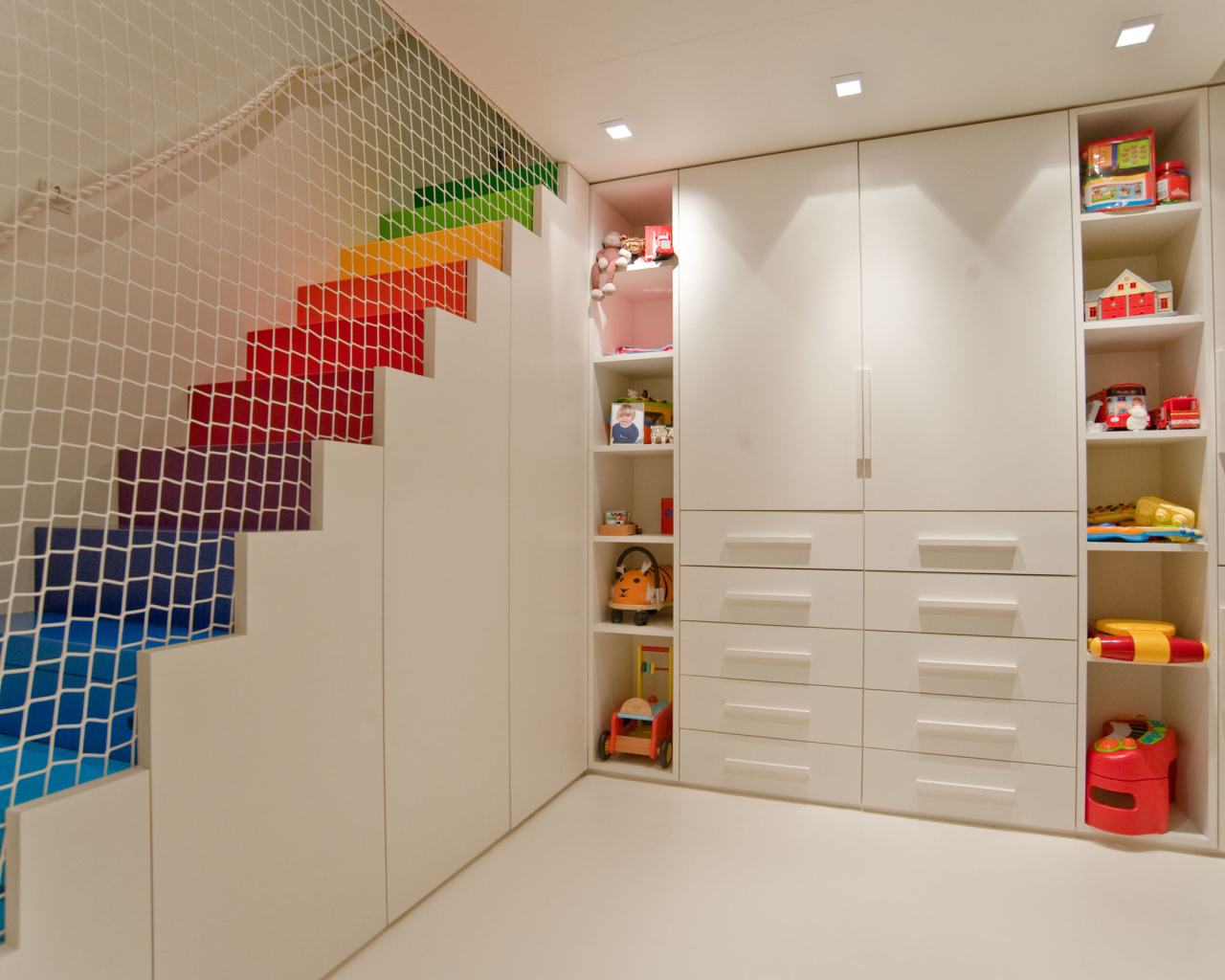 Радужная лестница в детской комнате