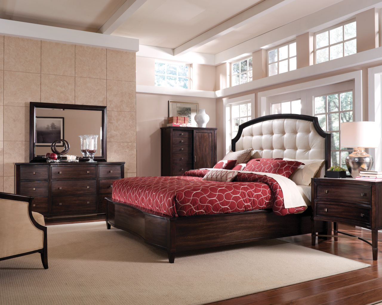 Красное покрывало на кровати в спальне