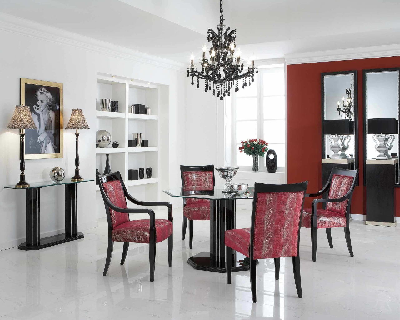 Красные стулья в столовой