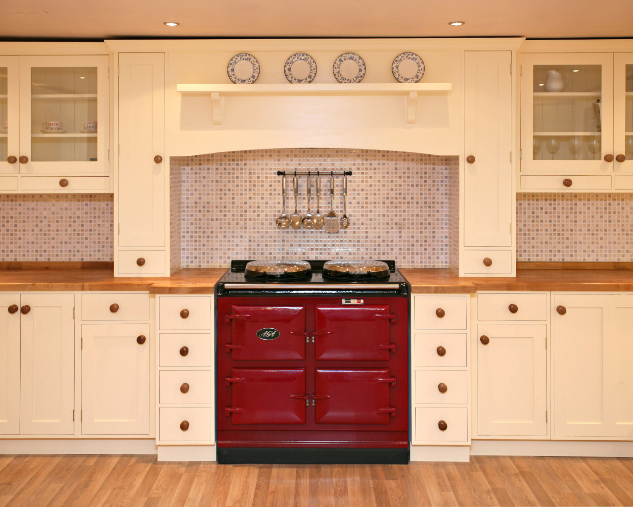 Красная печь в кухне