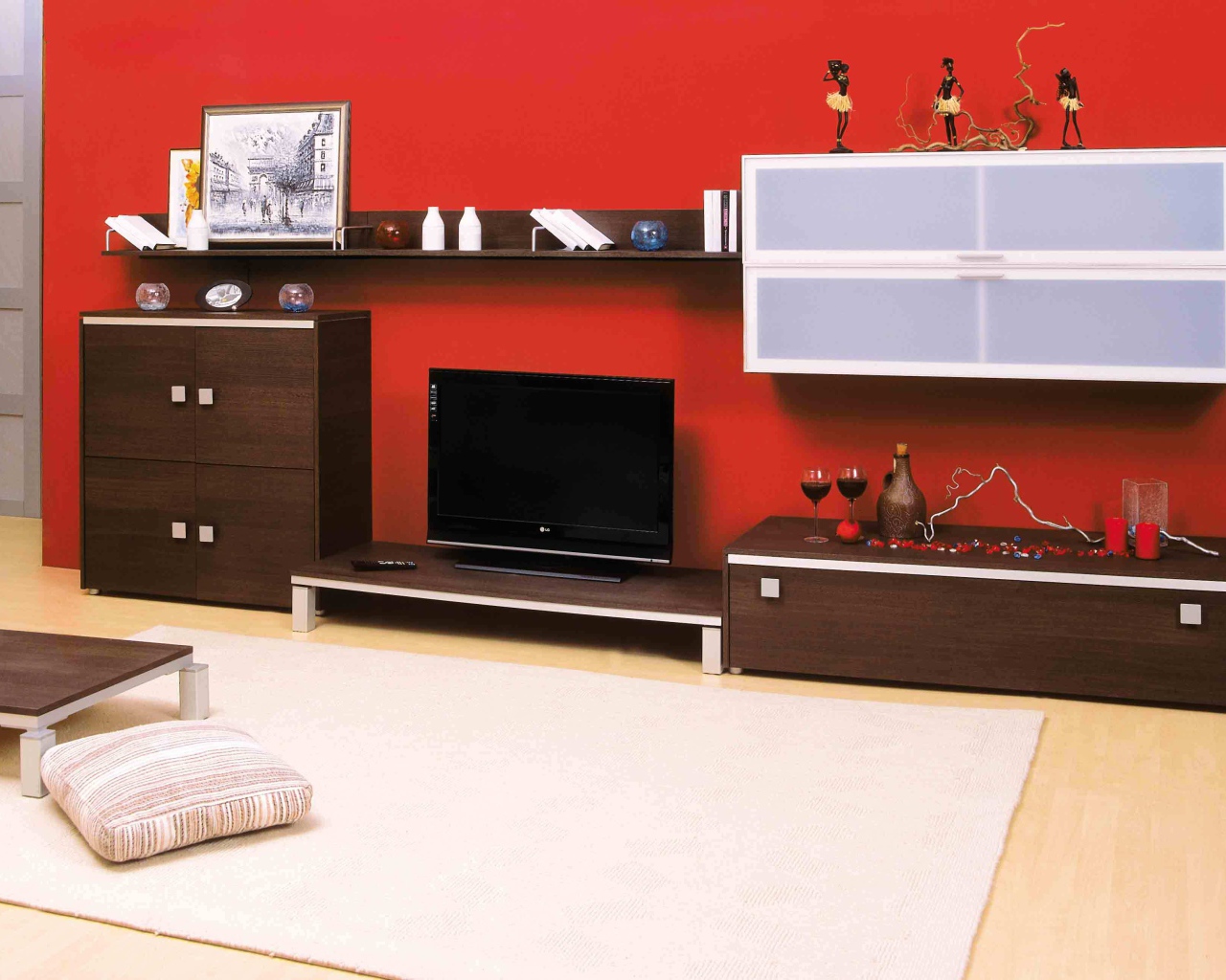 Красная стена в гостиной