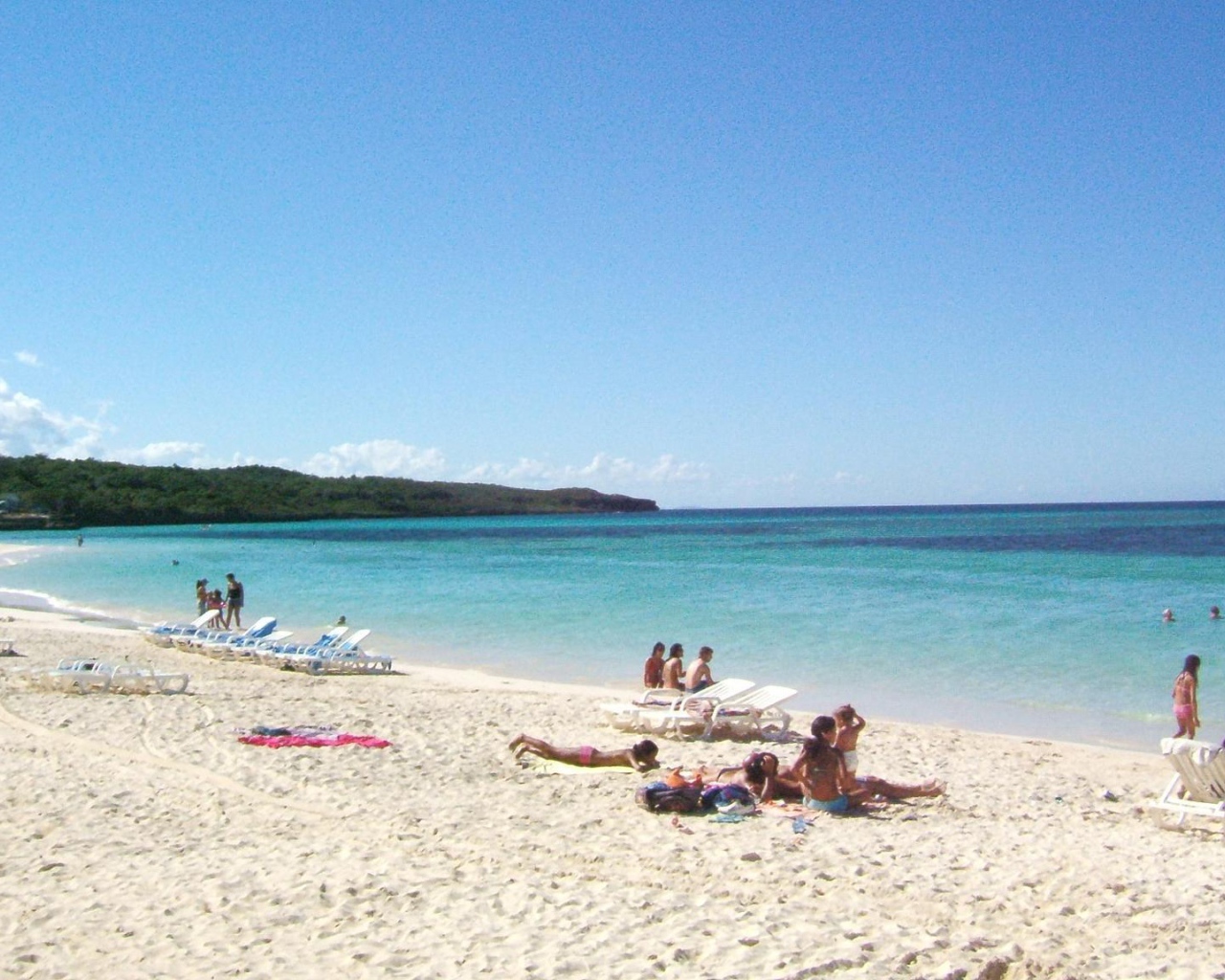 Отдых на пляже на курорте Гуардалавака, Куба