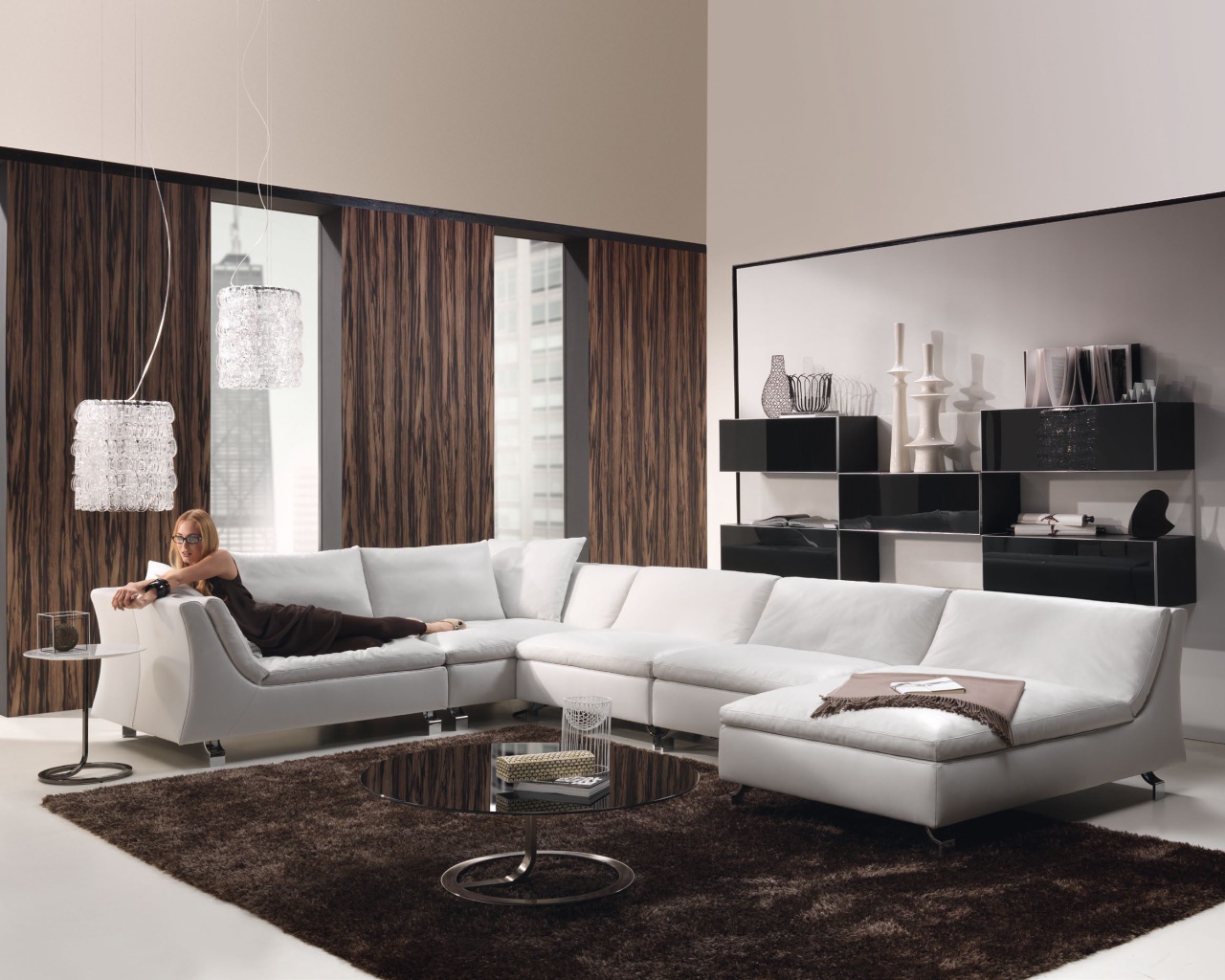 Отдых на диване в гостиной