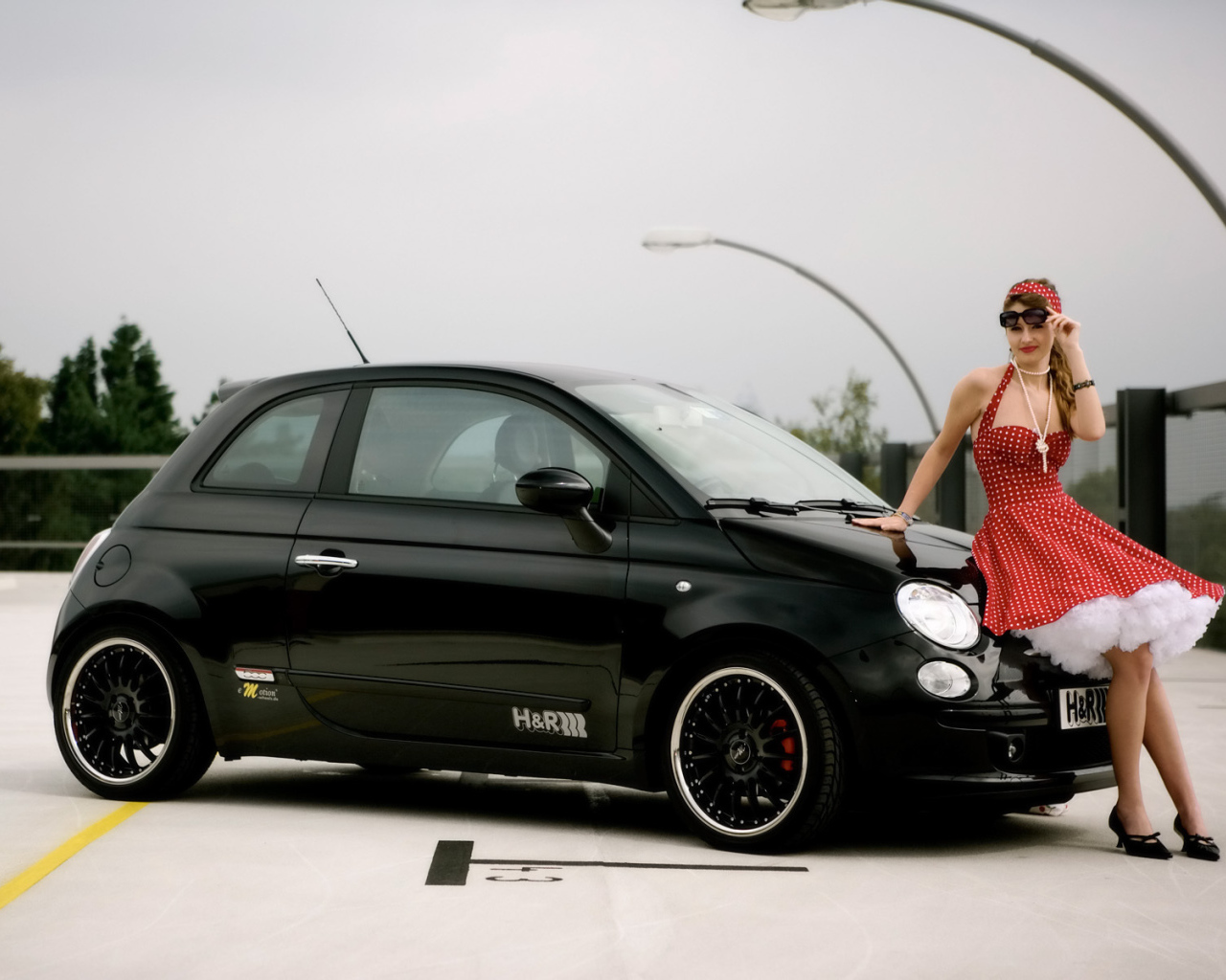 Ретро девушка в красном платье