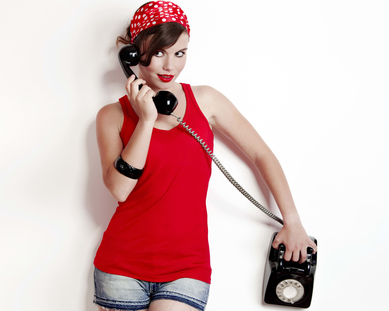 Ретро девушка в шортах