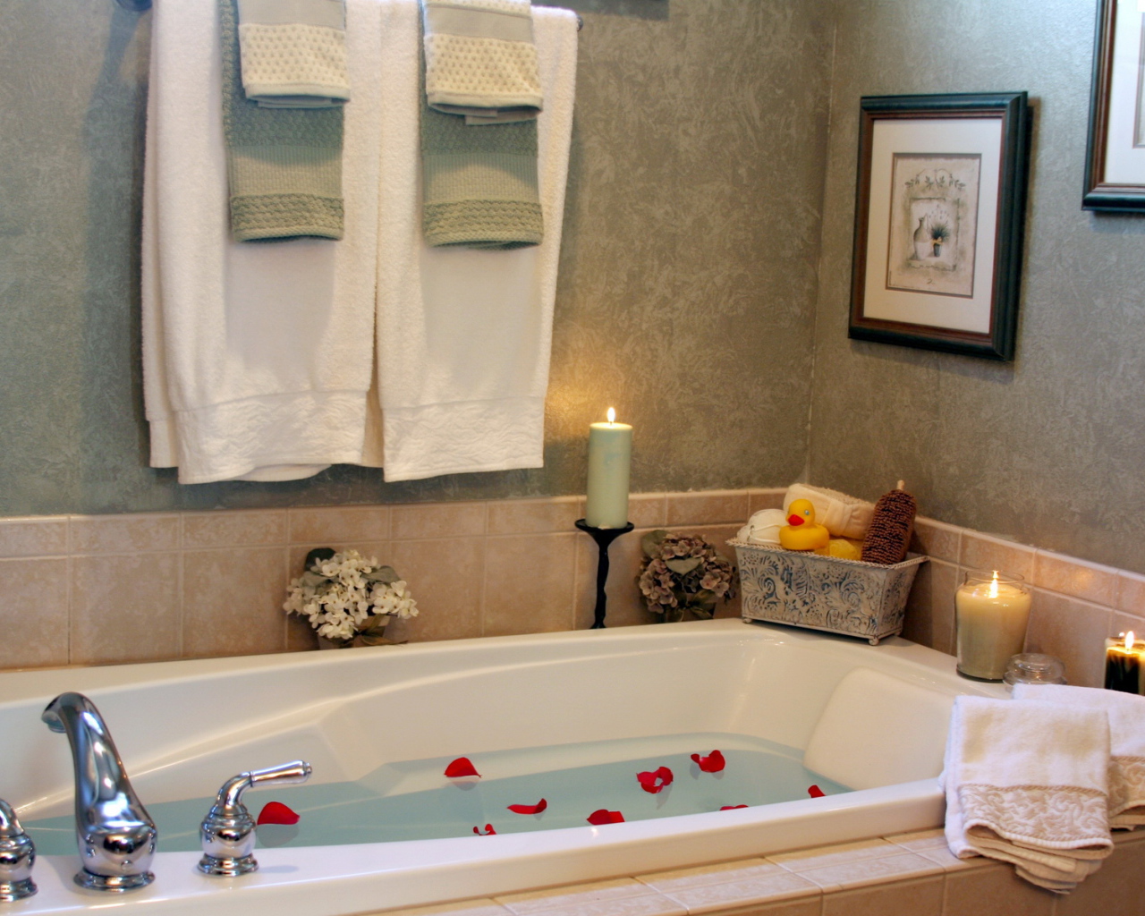 Лепестки розы в ванной