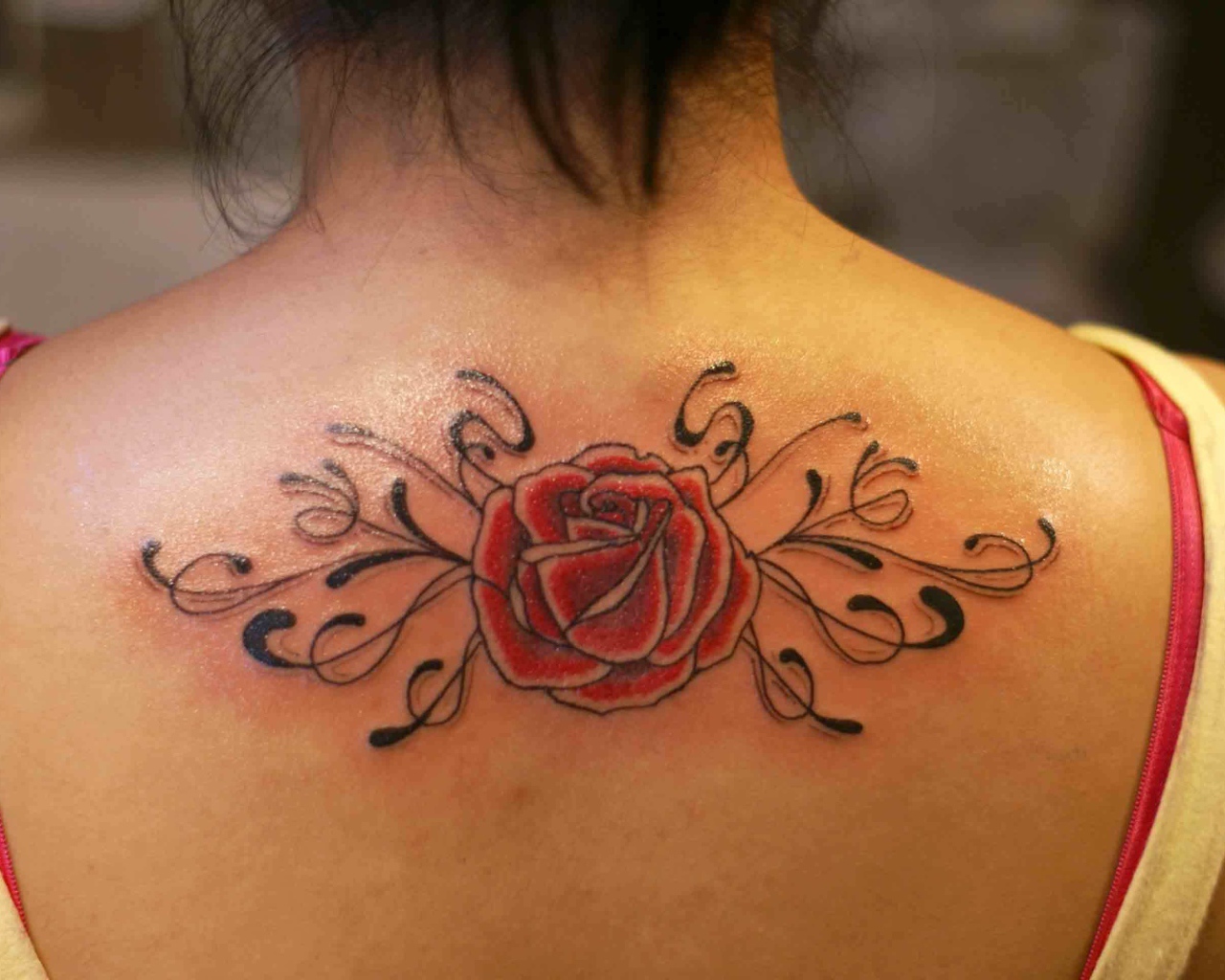 Роза тату на спине