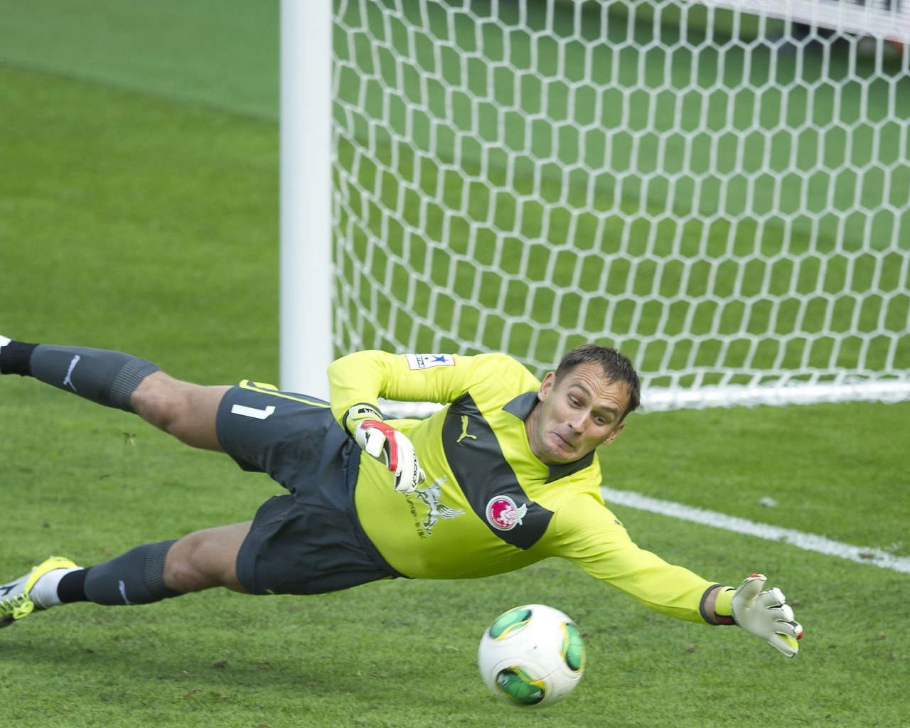 Сергей Рыжиков вратарь Рубина ловит мяч