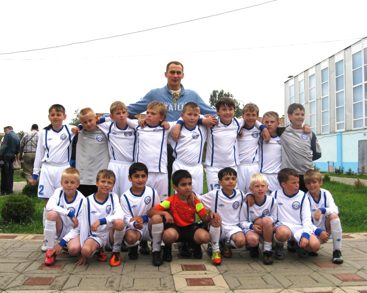 Сергей Рыжиков вратарь Рубина с юными болельщиками